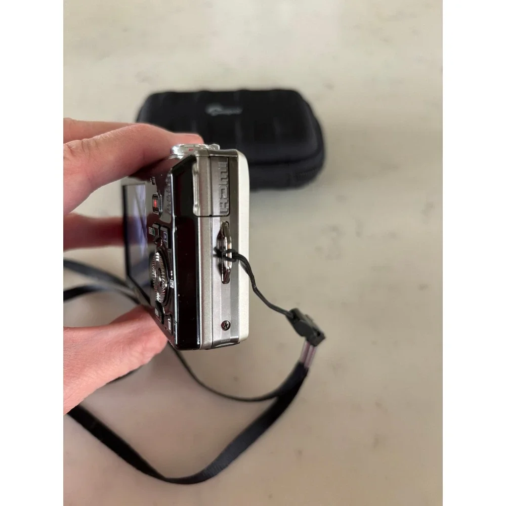 Nikon Coolpix S6000 Digital Camera 14.2MP 7x Zoom Silver with Lowepro Case